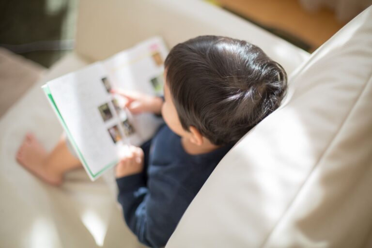 絵本を読むこども
