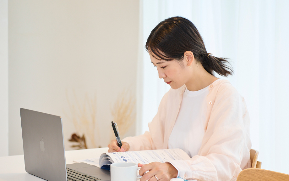 問いに向き合い、ノートへ振り返りを書く手元