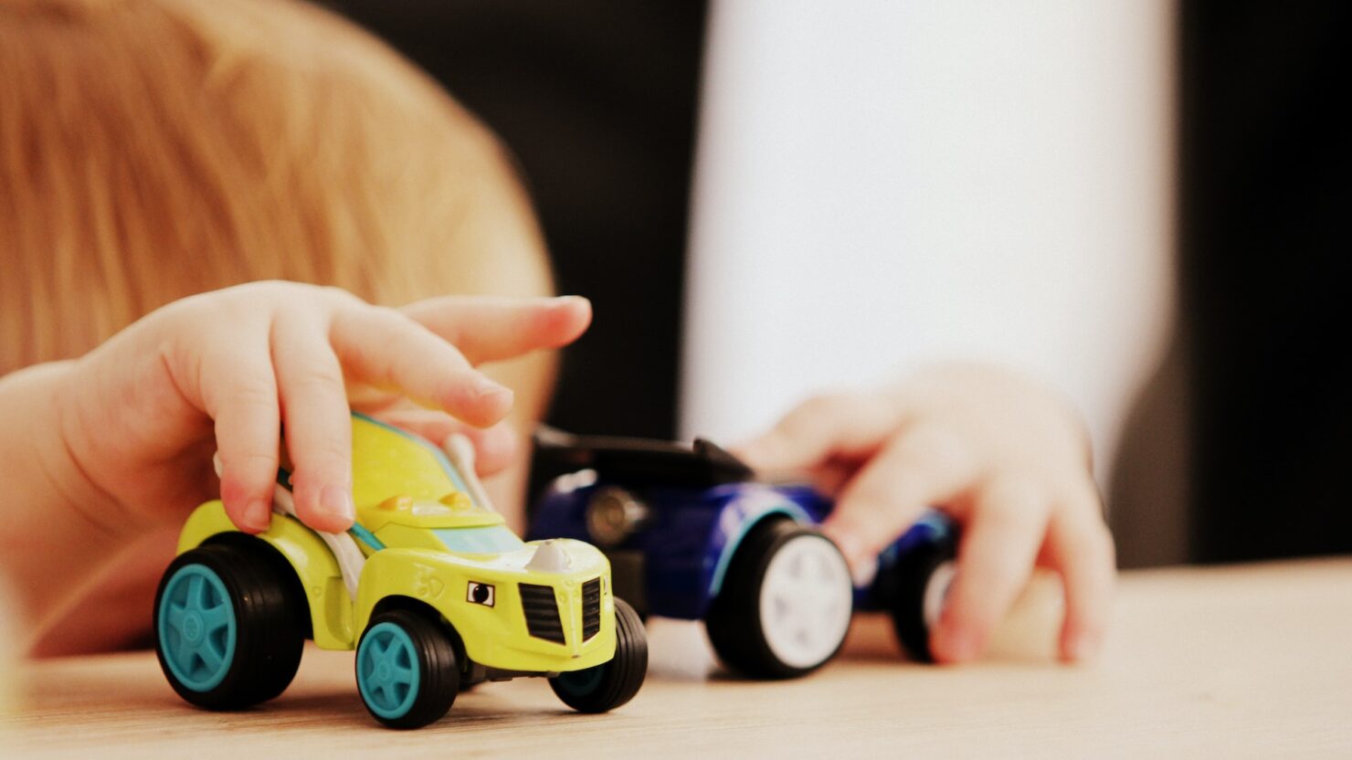 車のおもちゃで遊ぶ男の子