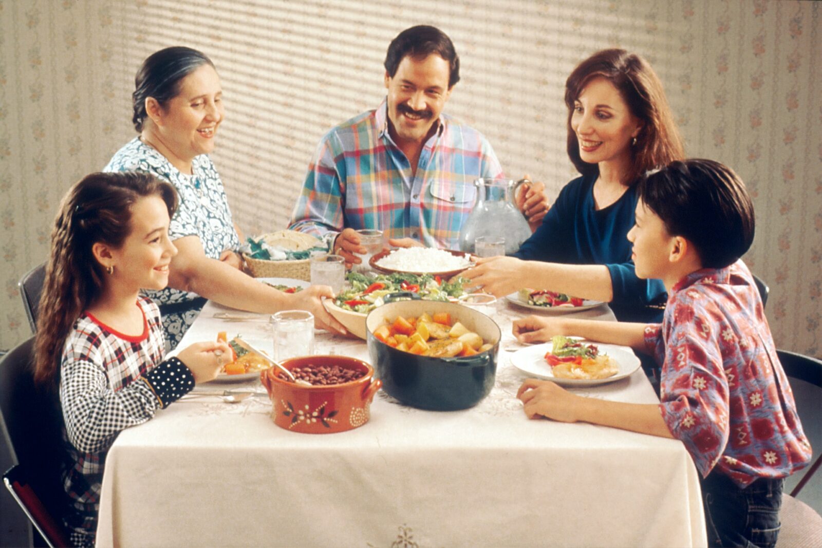 食卓を囲み団らんする家族